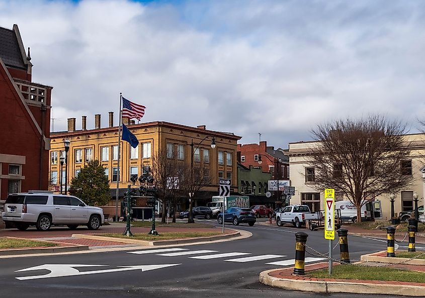 Partial view of traffic and businesses in the town square of Bardstown, Kentucky. Editor's credit: woodsnorthphoto / Shutterstock.com